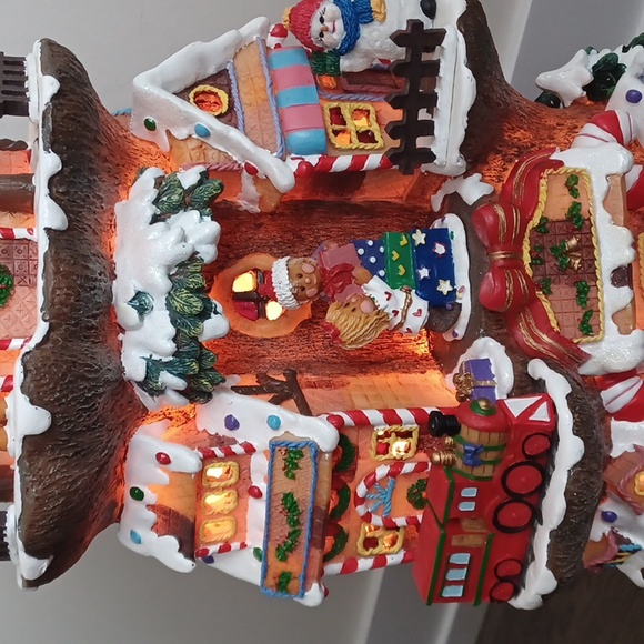 Lighted Santa Workshop Three-Story Tree House Christmas Village - Picture 4 of 17